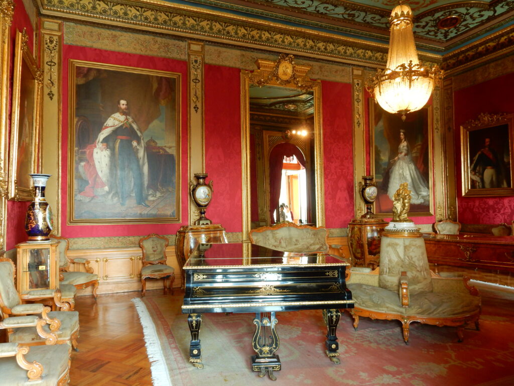 Royal, Room